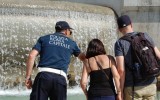 Donna immerge le gambe nella Fontana di Trevi, sanzione di 450 euro